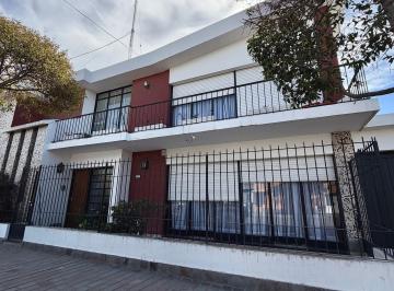 Casa en Venta de 6 ambientes  · Casa en Venta 240 m² en El Centro, Aptas Profesionales
