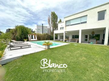 Casa · 450m² · 7 Ambientes · 2 Cocheras · Casa en Alquiler en Santa Clara, Villanueva, Tigre