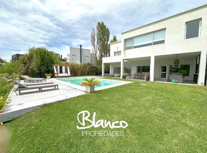 Casa · 450m² · 7 Ambientes · 2 Cocheras