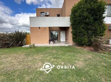 Casa · 120m² · 6 Ambientes · 2 Cocheras · Casa en Venta en Casa de Santa Guadalupe, Pilar del Este