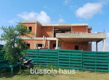 Casa · 250m² · 5 Ambientes · 2 Cocheras · Casa en Venta de 5 Ambientes con Pileta en Amarras Puertos Escobar