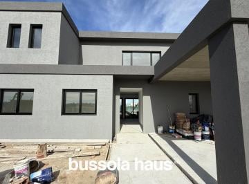 Casa · 250m² · 5 Ambientes · 2 Cocheras · Casa en Venta de 5 Ambientes con Pileta en Amarras Puertos Escobar