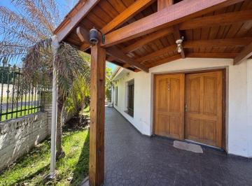 Casa de 6 ambientes, Saldán · En Venta Hermosa Casa en Saldán a 4 Cuadras de Portón de Piedra, Sobre Av.