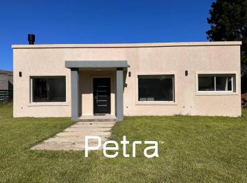 Casa · 120m² · 5 Ambientes · 1 Cochera · Casa en Venta en Costa Esmeralda. Oportunidad