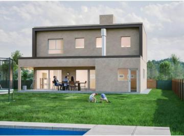 Casa · 260m² · 5 Ambientes · 2 Cocheras · Venta Casa de 3 Dorm., Galería con Parrillero. Los Pasos 4, Barrio Privado. Fisherton, Rosario