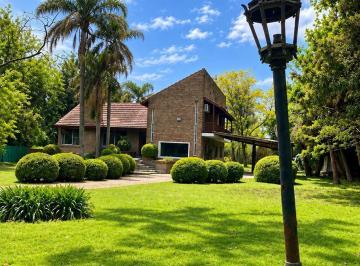Casa · 200m² · 5 Ambientes · 4 Cocheras · Casa en Venta en Barrio El Cortijo con Pileta