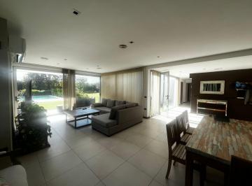 Casa · 180m² · 5 Ambientes · 4 Cocheras · Casa en Venta 3 Dorm., Pileta en Campos de Roca 2