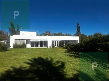 Casa · 180m² · 5 Ambientes · 4 Cocheras · Casa en Venta 3 Dorm., Pileta en Campos de Roca 2