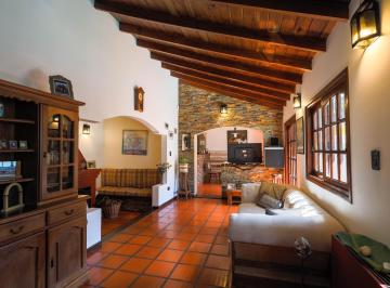 Casa · 302m² · 5 Ambientes · 3 Cocheras · Santilli - Arenales 218 Lomas de Zamora Este