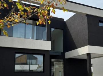 Casa · 237m² · 5 Ambientes · 2 Cocheras · Casa Venta Barrio Puertos del Lago Escobar