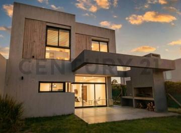 Casa · 165m² · 4 Ambientes · 2 Cocheras · Venta y Alquiler de Casa en Gorina 488 E/ 133 y 134.tres Dorm., Parque y Pileta