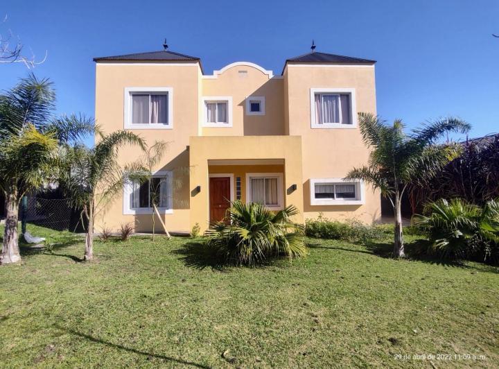 Casa · 200m² · 4 Ambientes · 3 Cocheras