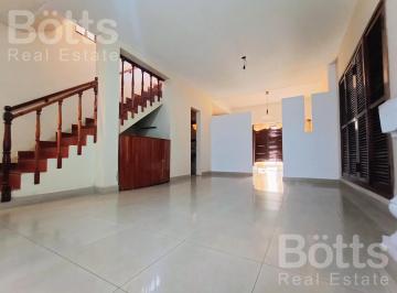 Casa · 250m² · 5 Ambientes · 3 Cocheras · Casa en Venta - 5 Amb - Cochera 3 Autos - Patio - Parrilla - Terraza - a 5 Cuadras de Plaza Irlanda