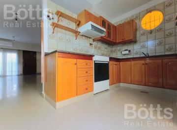 Casa · 250m² · 5 Ambientes · 3 Cocheras · Casa en Venta - 5 Amb - Cochera 3 Autos - Patio - Parrilla - Terraza - a 5 Cuadras de Plaza Irlanda