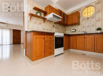 Casa · 250m² · 5 Ambientes · 3 Cocheras · Casa en Venta - 5 Amb - Cochera 3 Autos - Patio - Parrilla - Terraza - a 5 Cuadras de Plaza Irlanda