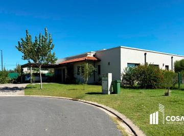 Casa · 207m² · 7 Ambientes · 4 Cocheras · Venta Casa 3 Dorm. Más Estudio Vida Barrio Cerrado Funes