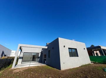 Casa · 179m² · 5 Ambientes · 2 Cocheras · Casa en Santa Lucia Pilar del Este