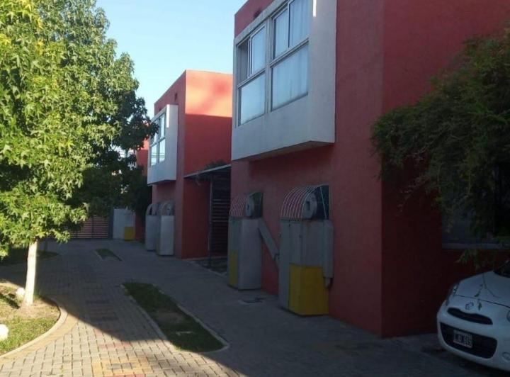 Casa · 80m² · 5 Ambientes · 1 Cochera