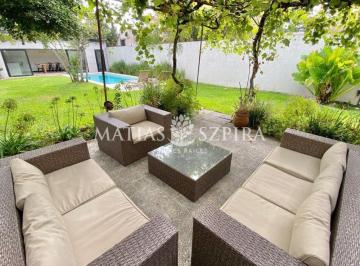 Casa · 100m² · 3 Ambientes · 1 Cochera · Oportunidad! Casa a Reciclar con Quincho, Pileta y Parque a Nuevo!