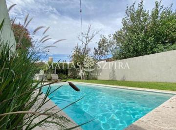 Casa · 100m² · 3 Ambientes · 1 Cochera · Oportunidad! Casa a Reciclar con Quincho, Pileta y Parque a Nuevo!