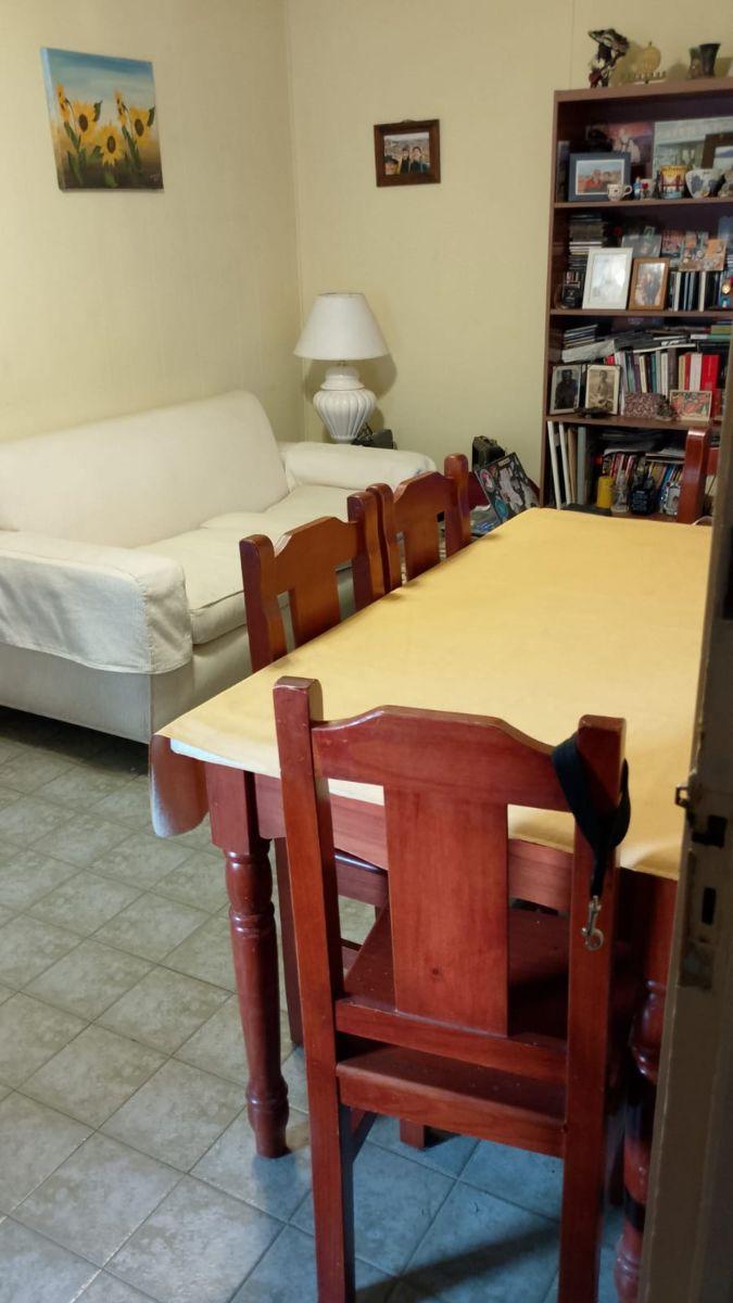 Venta departamento de 3 ambientes chicos, ubicado en calle alberti A metros de avenida independencia