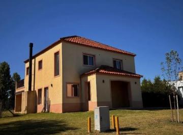 Casa · 216m² · 4 Ambientes · 2 Cocheras · Venta Casa en Santa Guadalupe Pilar del Este 4 Ambientes