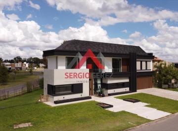 Casa · 340m² · 5 Ambientes · 2 Cocheras · Casa en Terralagos