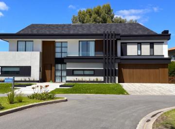 Casa · 340m² · 6 Ambientes · 5 Cocheras · Casa en Terralagos