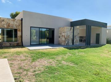 Casa · 165m² · 4 Ambientes · 3 Cocheras · Venta Casa a Estrenar Club de Campo La Elina Lujan