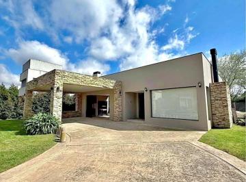 Casa · 200m² · 4 Ambientes · 3 Cocheras · Casa en Los Sauces