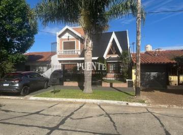 Casa · 250m² · 4 Ambientes · 3 Cocheras · Casa en Banfield Este
