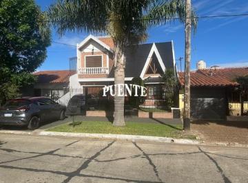 Casa · 250m² · 4 Ambientes · 3 Cocheras · Casa en Banfield Este