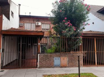 Casa · 106m² · 4 Ambientes · 1 Cochera · Impecable Dúplex 4 Amb con Cochera y Jardín y Pileta!