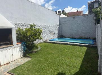 Casa · 106m² · 4 Ambientes · 1 Cochera · Impecable Dúplex 4 Amb con Cochera y Jardín y Pileta!