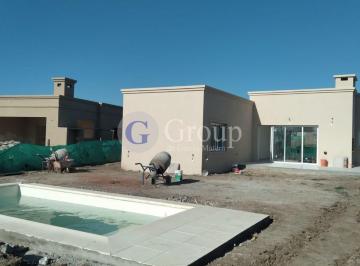 Casa · 121m² · 4 Ambientes · 1 Cochera · Casa Chalet en Venta en Santa Sofía, Pilar del Este, Pilar
