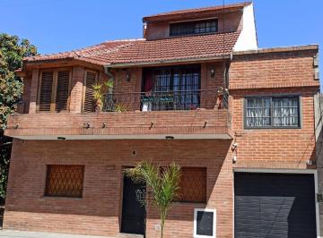 Casa · 111m² · 7 Ambientes · 3 Cocheras · Casa Multifamiliar en Venta | Tablada | en Dos Plantas