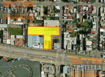 Bodega-Galpón · 2015m² · Galpón 2015 y Lote 844 m² Frente Shopping San Justo - Salida a 3 Calles - S. Justo (Ctro)