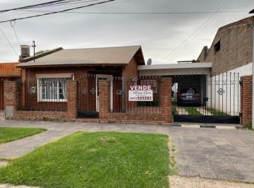 Casa de 7 ambientes, Armstrong · Casa de 3 Dorm. con Pileta y Amplio Terreno en Barrio Norte