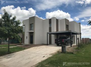 Casa · 224m² · 4 Ambientes · 4 Cocheras · Venta o Alquiler. Casa - El Canton - Islas