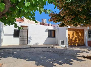 Casa · 220m² · 8 Ambientes · 4 Cocheras · Casa en Venta - 5 Dorm., 2 Baños, Excelente Estado - Maipu