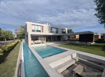 Casa · 520m² · 6 Ambientes · 6 Cocheras · 3 Dorm. en Suite, Escritorio/huéspedes/dependencias, Gimnasio. Galería en L, Fogonero Piscina