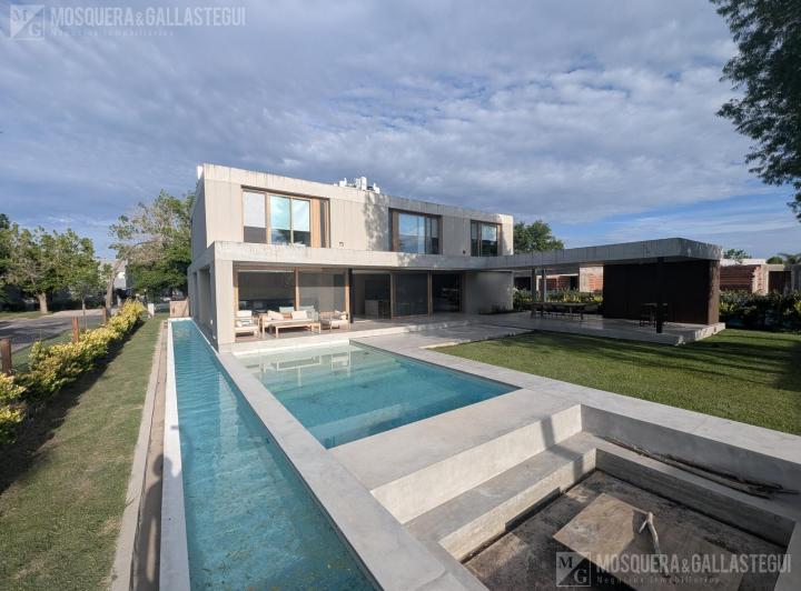 Casa · 520m² · 6 Ambientes · 6 Cocheras