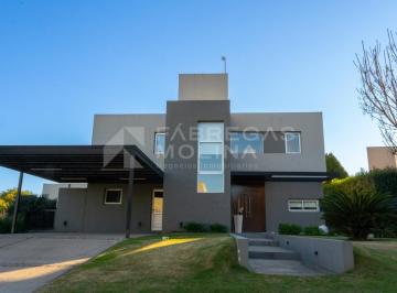 Casa · 234m² · 5 Ambientes · 2 Cocheras · ¡Venta! Hermosa Casa en La Morada