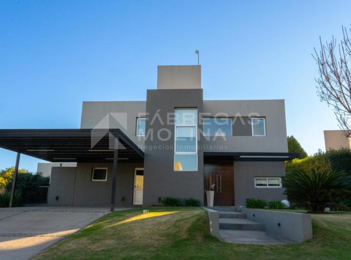 Casa · 234m² · 5 Ambientes · 2 Cocheras
