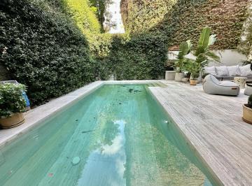Casa · 470m² · 8 Ambientes · Excelente Casa con Jardin, Pileta Cubierta y Descubierta