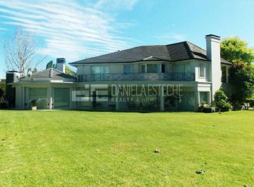 Casa · 370m² · 8 Ambientes · 2 Cocheras · D. Esteche Realty & Home, Ayres de Pilar, 2.200 m² de Lote