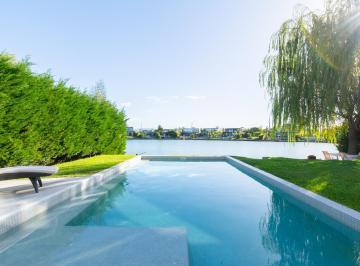 Casa · 245m² · 5 Ambientes · 2 Cocheras · Casa en Las Tipas