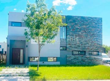 Casa · 168m² · 5 Ambientes · 2 Cocheras · Casa en Barrio Santa Emilia