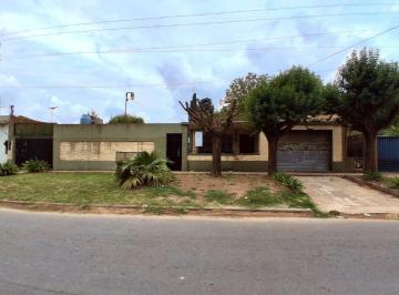 Casa de 4 ambientes, Florencio Varela · Casa en Venta, con Jardin y Pileta en Bosques