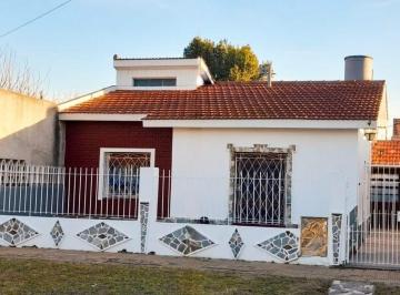Casa · 72m² · 5 Ambientes · 1 Cochera · Casa en Venta en Temperley, Barrio San Jose